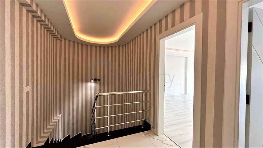 2+1 penthouse in the center of Mahmutlar with mountain view 