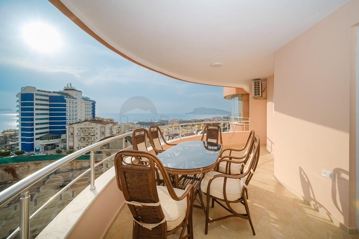 Luxury apartment with a view of the sea and the fortress in the Tosmur area          
