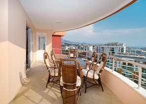 Luxury apartment with a view of the sea and the fortress in the Tosmur area          