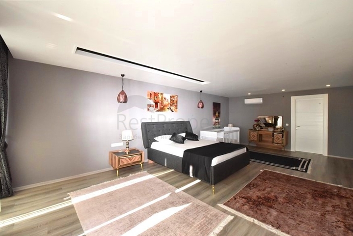 Luxury furnished 5+1 villa in the center of Alanya