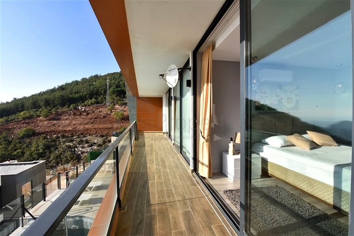 Luxury furnished 5+1 villa in the center of Alanya