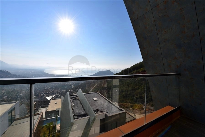 Luxury furnished 5+1 villa in the center of Alanya