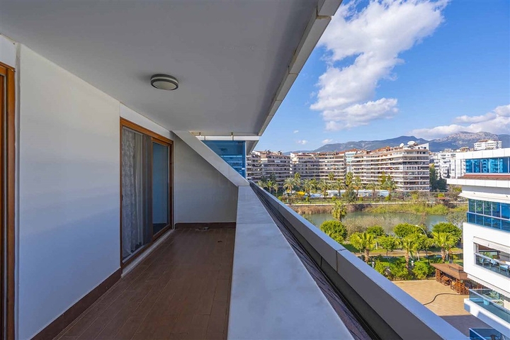 Spacious 2+1 penthouse from the owner in the Kestel area