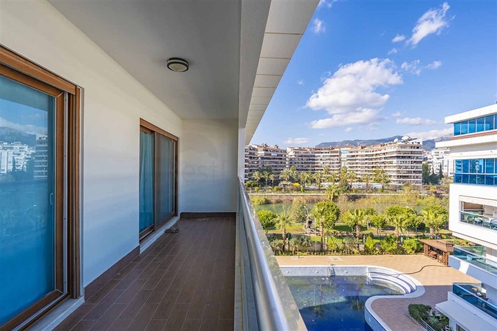 Spacious 2+1 penthouse from the owner in the Kestel area