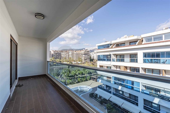 Spacious 2+1 penthouse from the owner in the Kestel area