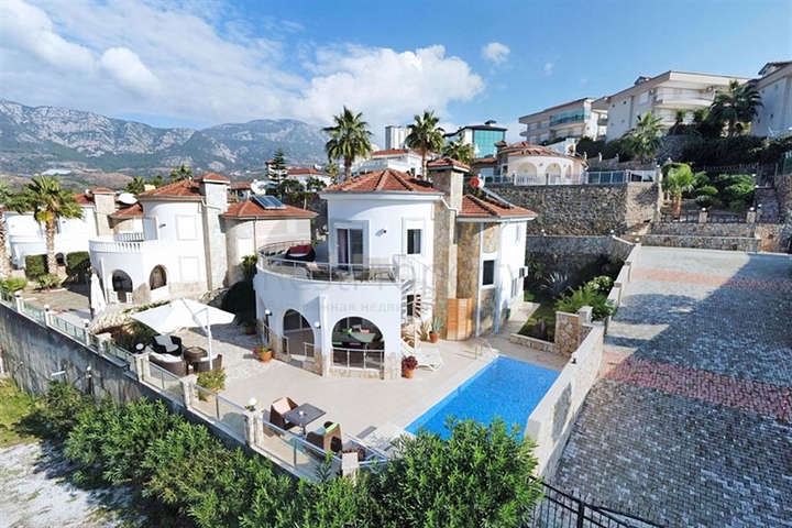 Villa with panoramic sea view