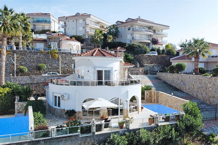 Villa with panoramic sea view