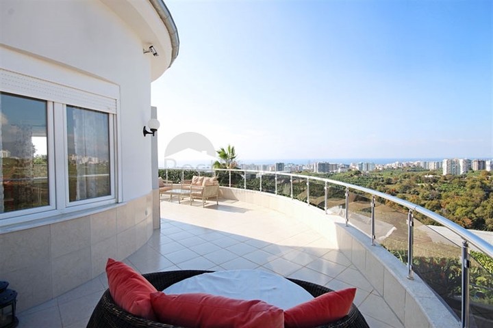 Villa with panoramic sea view