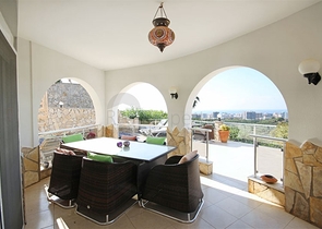 Villa with panoramic sea view