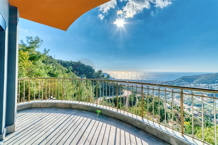 Sea view villas in the central area of Alanya