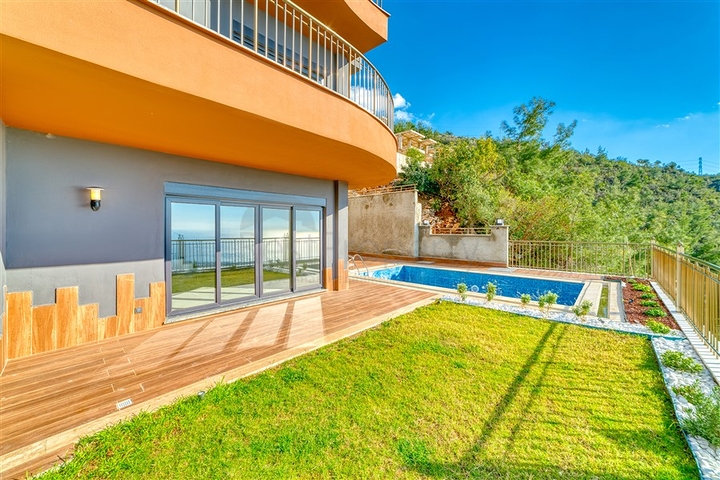 Sea view villas in the central area of Alanya