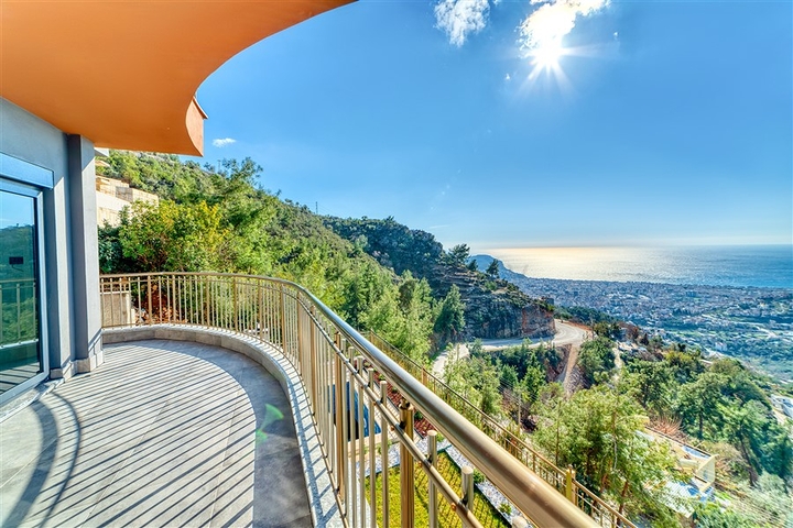 Sea view villas in the central area of Alanya
