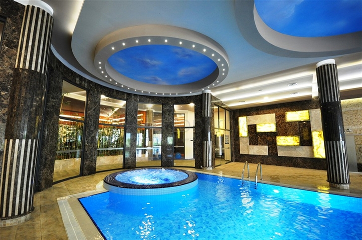 2+1 apartment in a respectable complex 50 meters from the beach in Kargicak district 