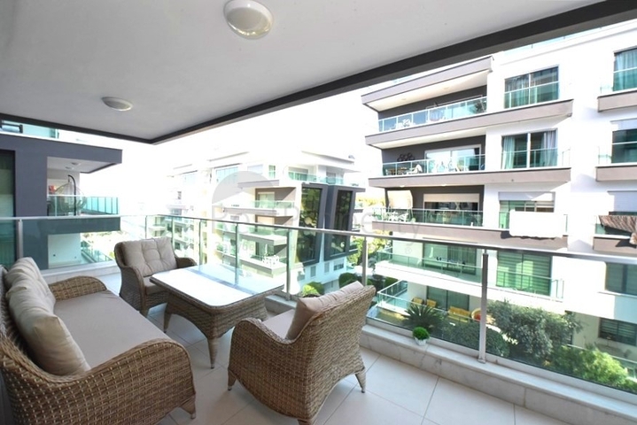 2+1 apartment in a respectable complex 50 meters from the beach in Kargicak district 