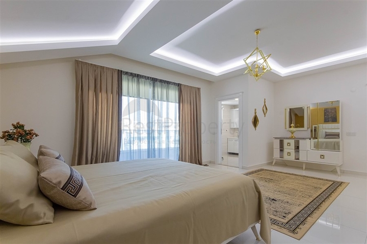 Spacious penthouse on the Mediterranean coast