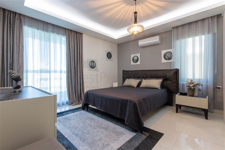 Spacious penthouse on the Mediterranean coast