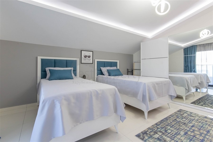 Spacious penthouse on the Mediterranean coast