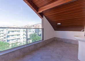 Spacious penthouse on the Mediterranean coast