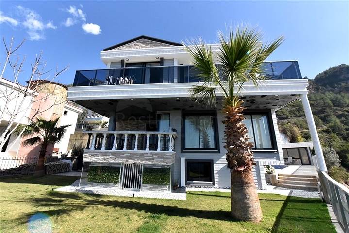 3+1 villa in the center of Alanya