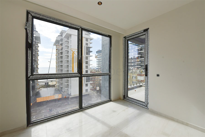 1+1 apartment on the first coastline in Mahmutlar