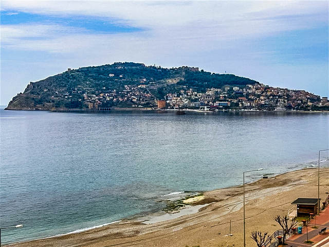 Luxury penthouse with panoramic sea views in the very center of Alanya