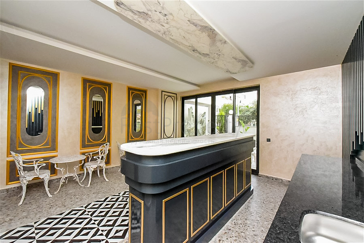 Luxury penthouse with panoramic sea views in the very center of Alanya