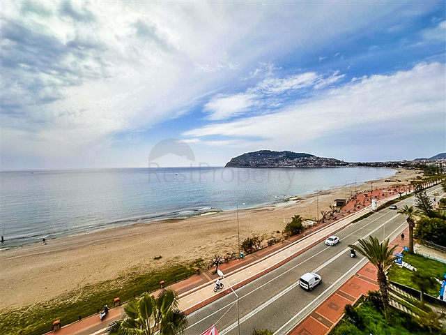 Luxury penthouse with panoramic sea views in the very center of Alanya