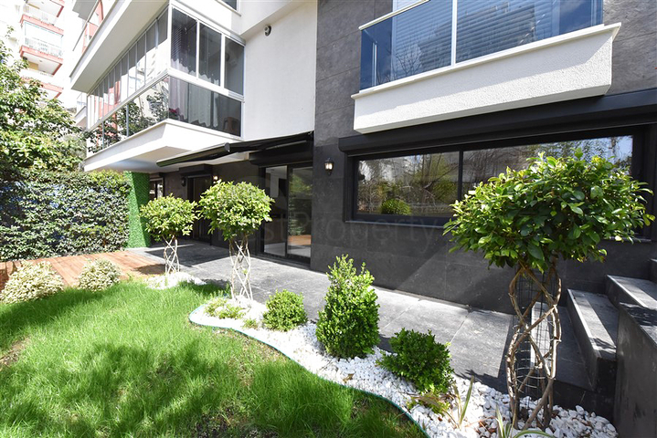 Garden duplex on Cleopatra