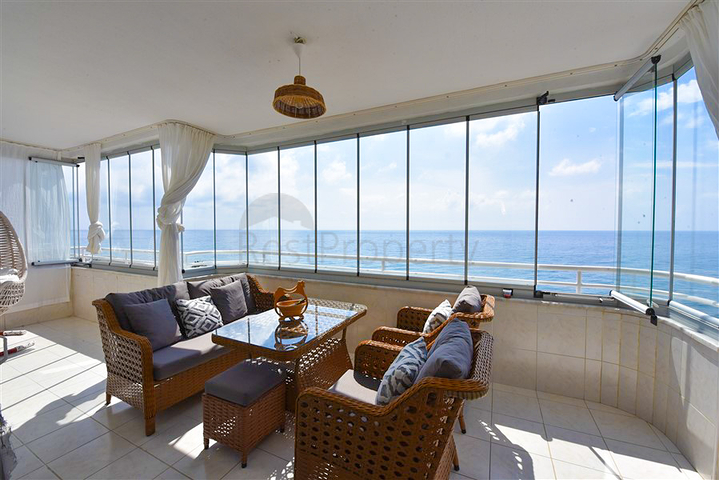 Apartment 2+1 on the first line in Mahmutlar district