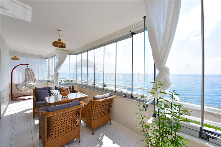 Apartment 2+1 on the first line in Mahmutlar district