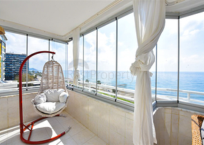 Apartment 2+1 on the first line in Mahmutlar district