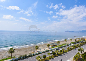 Apartment 2+1 on the first line in Mahmutlar district