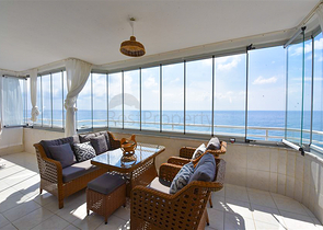 Apartment 2+1 on the first line in Mahmutlar district