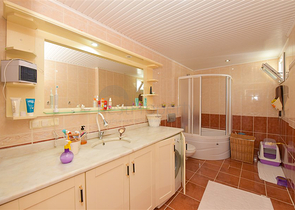 Apartment 2+1 on the first line in Mahmutlar district