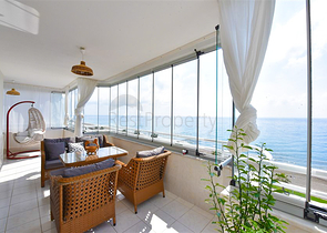 Apartment 2+1 on the first line in Mahmutlar district