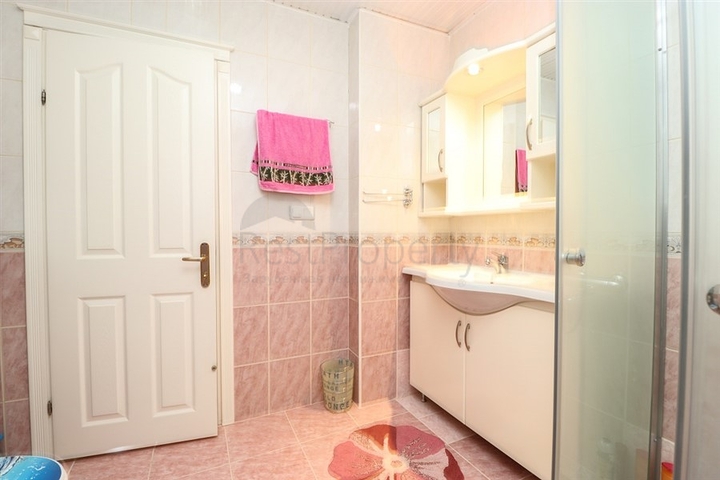 3+2 floor plan apartment in the central area of Alanya