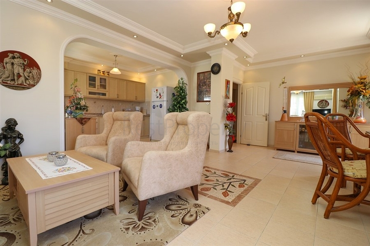 3+2 floor plan apartment in the central area of Alanya