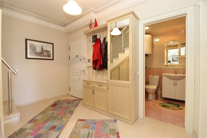 3+2 floor plan apartment in the central area of Alanya