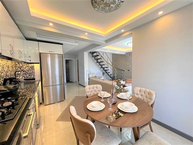 Spacious 4+1 penthouse in the center of Alanya with a view of the fortress