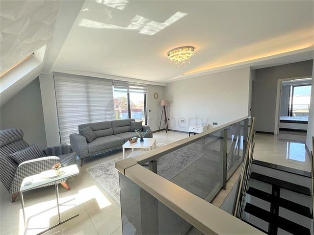 Spacious 4+1 penthouse in the center of Alanya with a view of the fortress