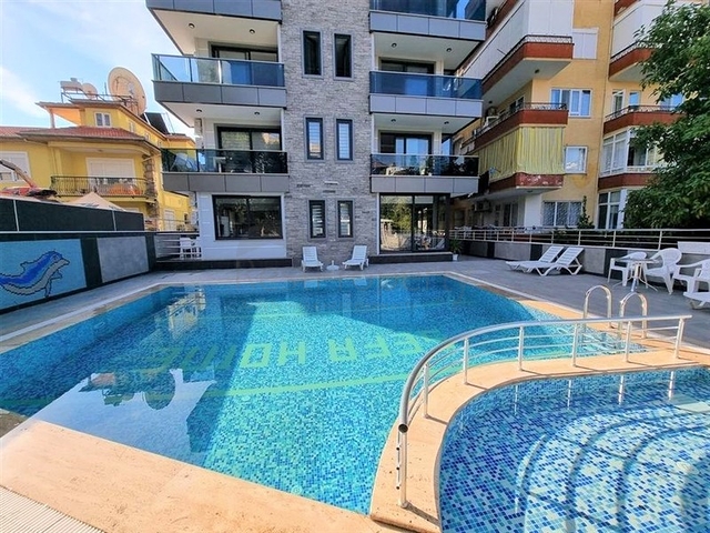 Spacious 4+1 penthouse in the center of Alanya with a view of the fortress