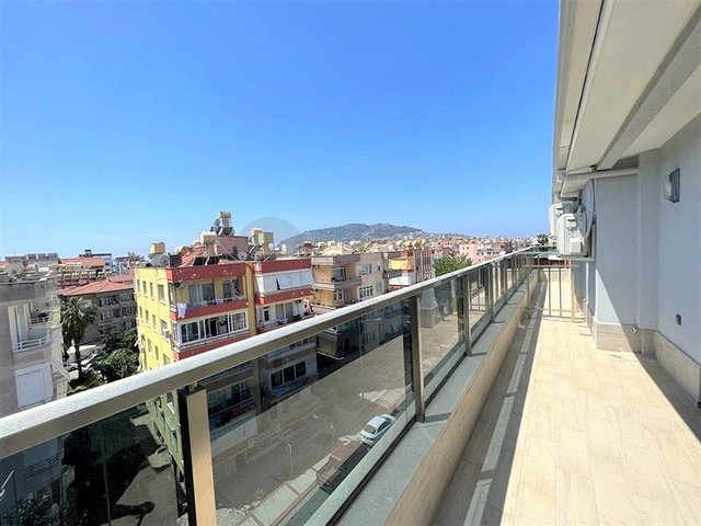 Spacious 4+1 penthouse in the center of Alanya with a view of the fortress