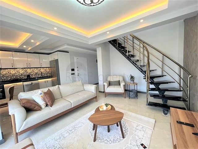 Spacious 4+1 penthouse in the center of Alanya with a view of the fortress