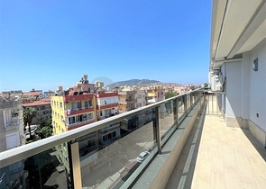 Spacious 4+1 penthouse in the center of Alanya with a view of the fortress