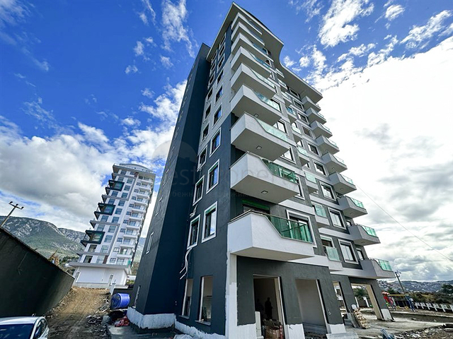 1+1 apartment in a building under construction in Mahmutlar district