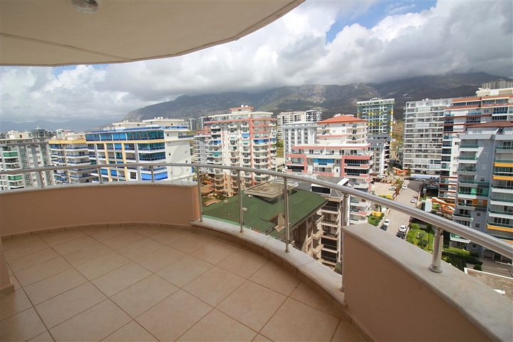 Spacious 3+1 penthouse in Mahmutlar district