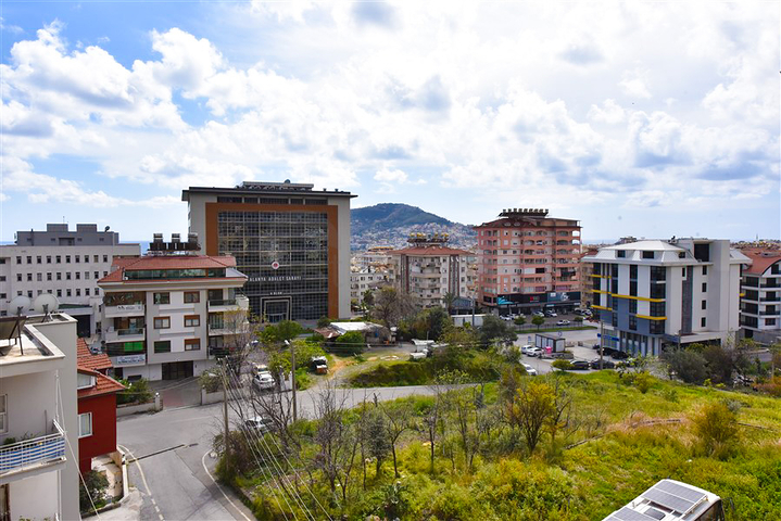 Spacious penthouse with sea view in the center of Alanya