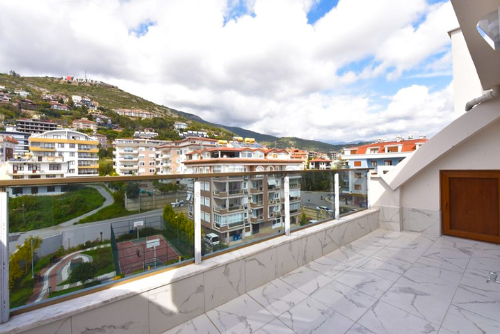 Spacious penthouse with sea view in the center of Alanya