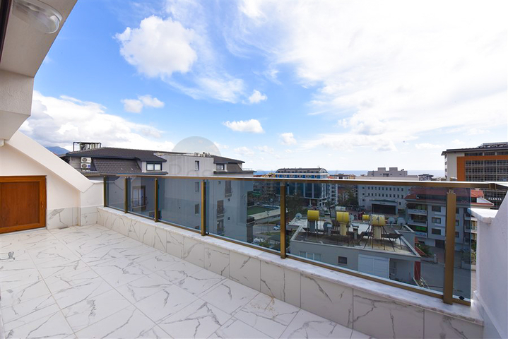 Spacious penthouse with sea view in the center of Alanya