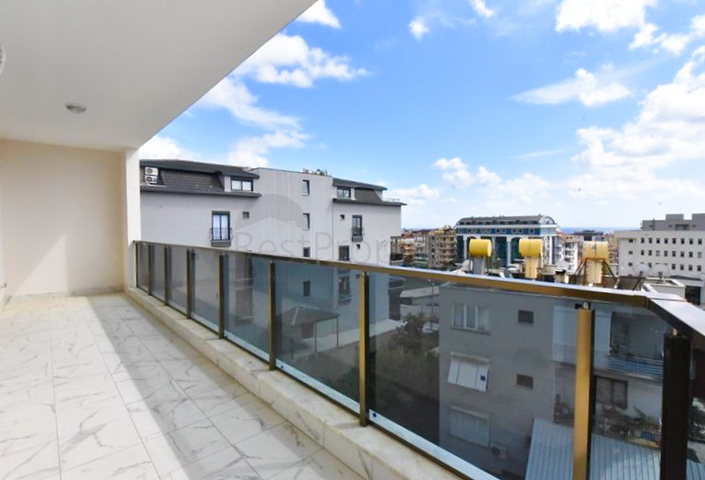 Spacious penthouse with sea view in the center of Alanya